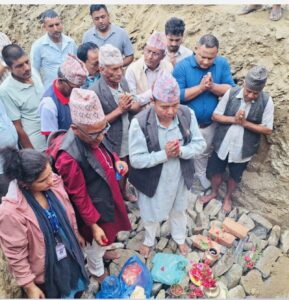 मेलम्ची नगरपालिका दश न,वडामा स्वास्थ्यचौकी भवनको शिलन्यास गर्दै नगर प्रमुख